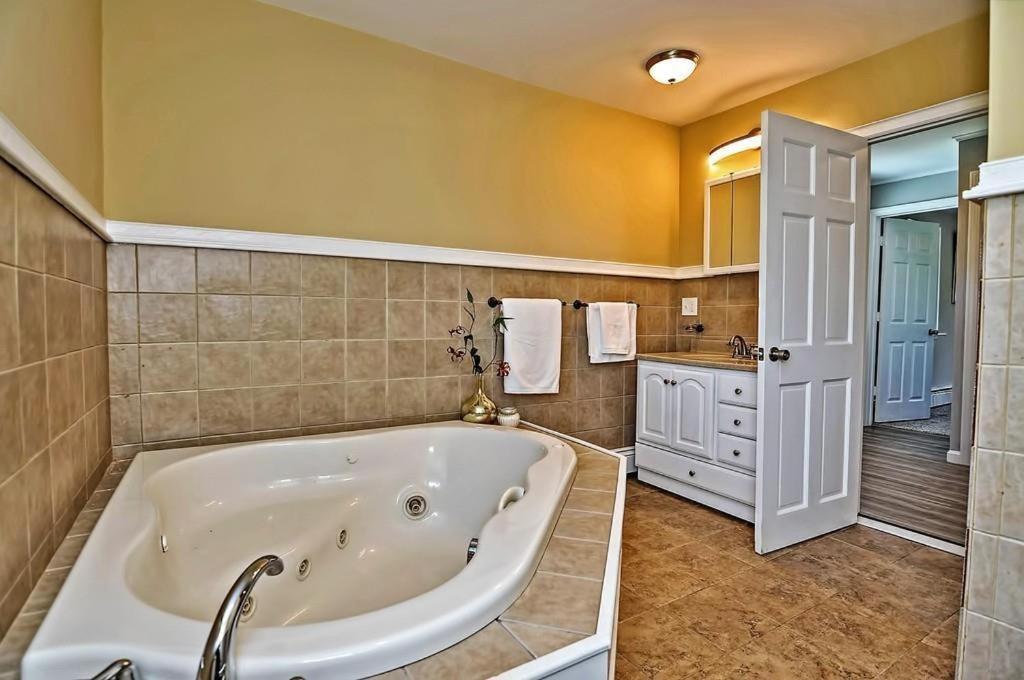 Charming Cottage Historic Falmouth Cape Cod Near Beach And Downtown 2Br 1Bath Deck Εξωτερικό φωτογραφία